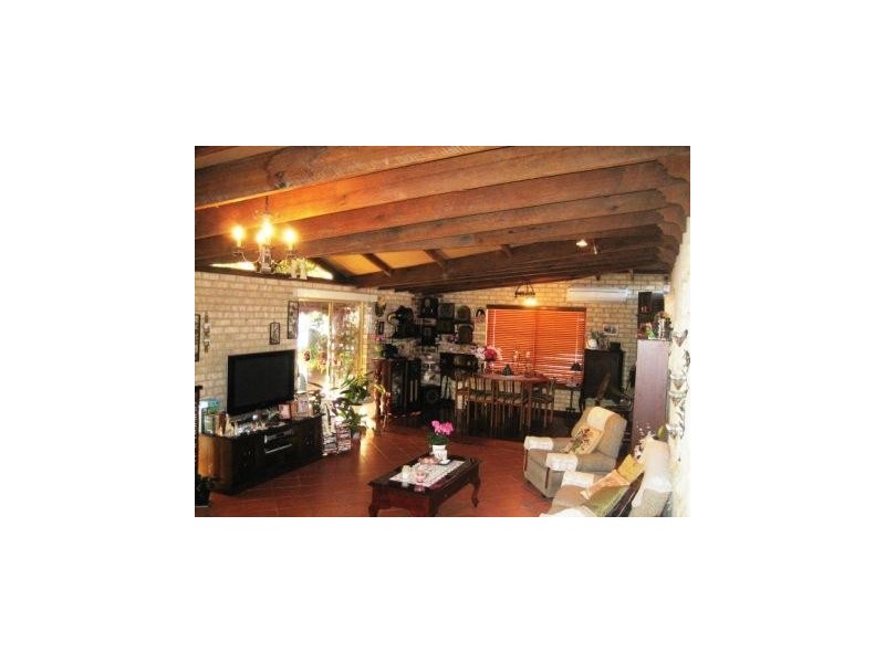 28 Redwood Crescent, Melville WA 6156