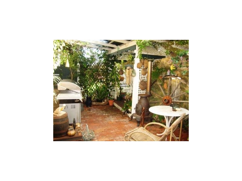 28 Redwood Crescent, Melville WA 6156