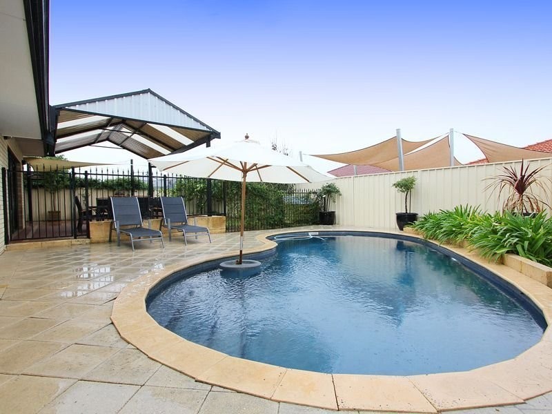 17 Avon Crescent, Atwell WA 6164