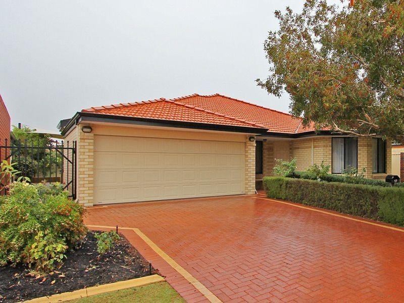 17 Avon Crescent, Atwell WA 6164