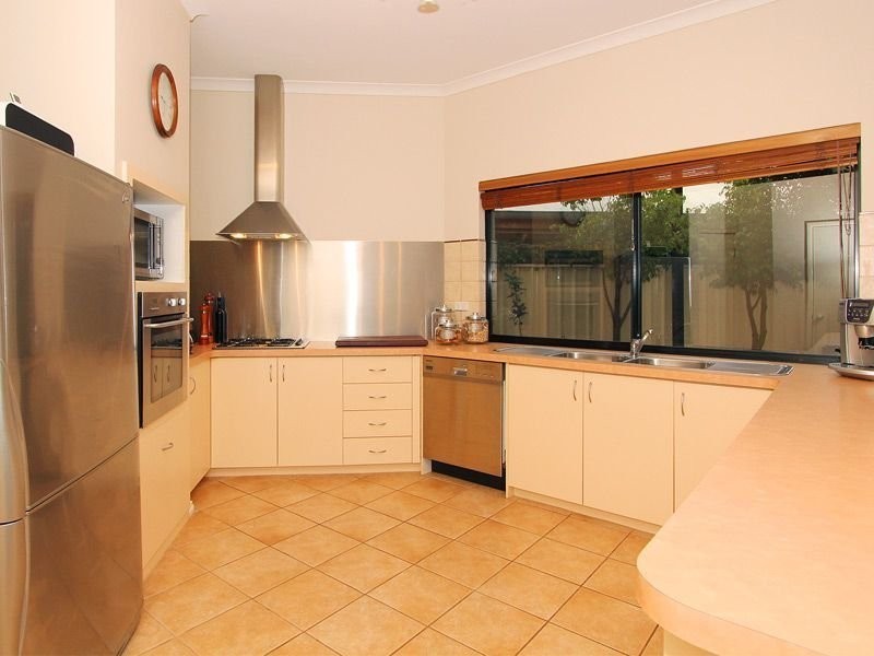 17 Avon Crescent, Atwell WA 6164