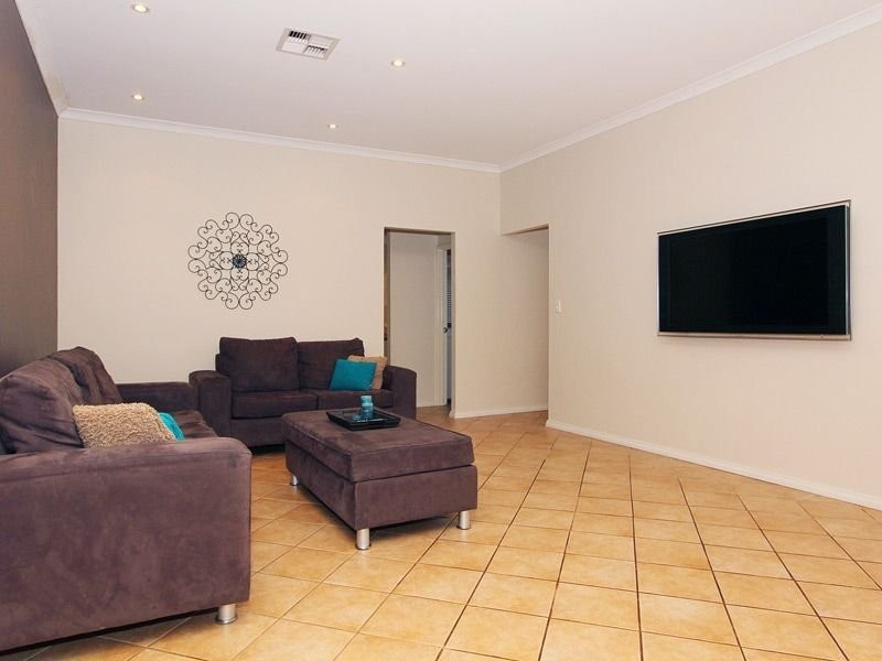 17 Avon Crescent, Atwell WA 6164