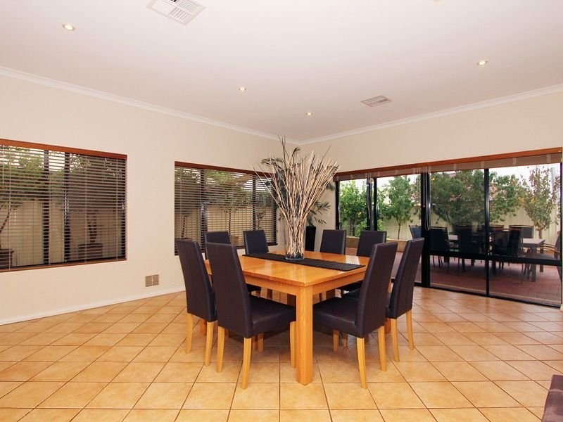 17 Avon Crescent, Atwell WA 6164