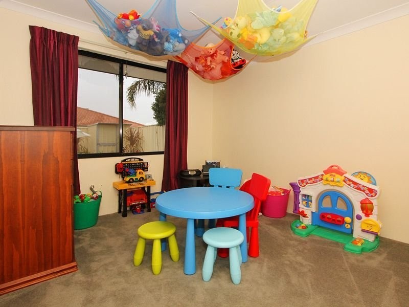 17 Avon Crescent, Atwell WA 6164