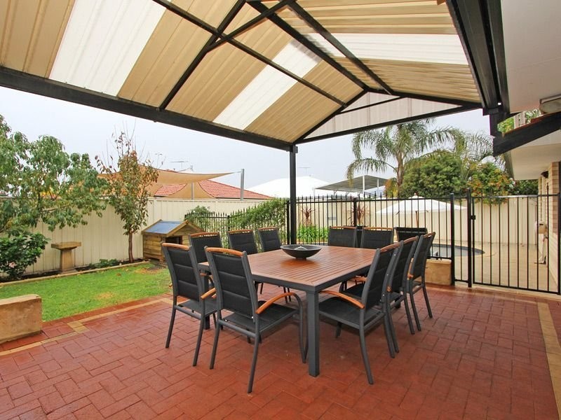 17 Avon Crescent, Atwell WA 6164