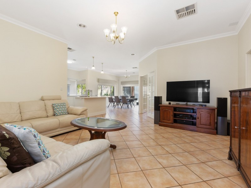 17 Glenmaggie Circuit, Success WA 6164