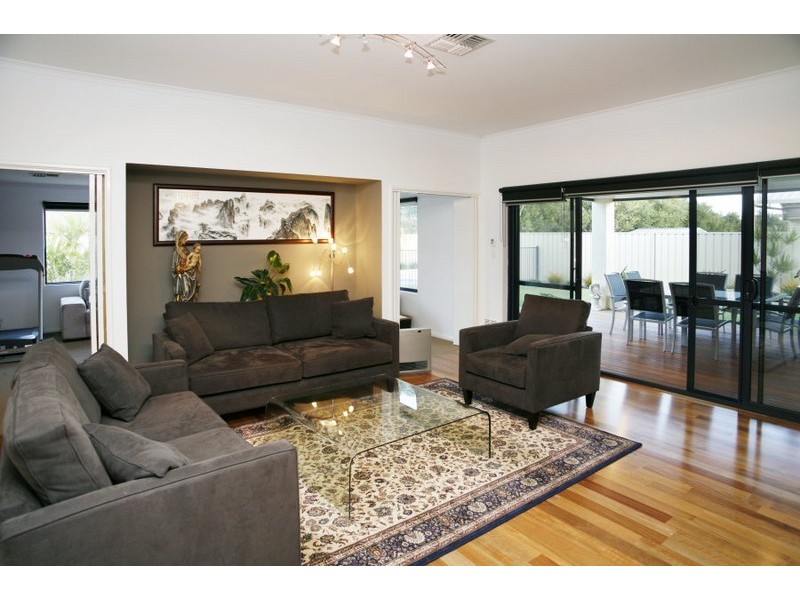 8 Houston Boulevard, Canning Vale WA 6155