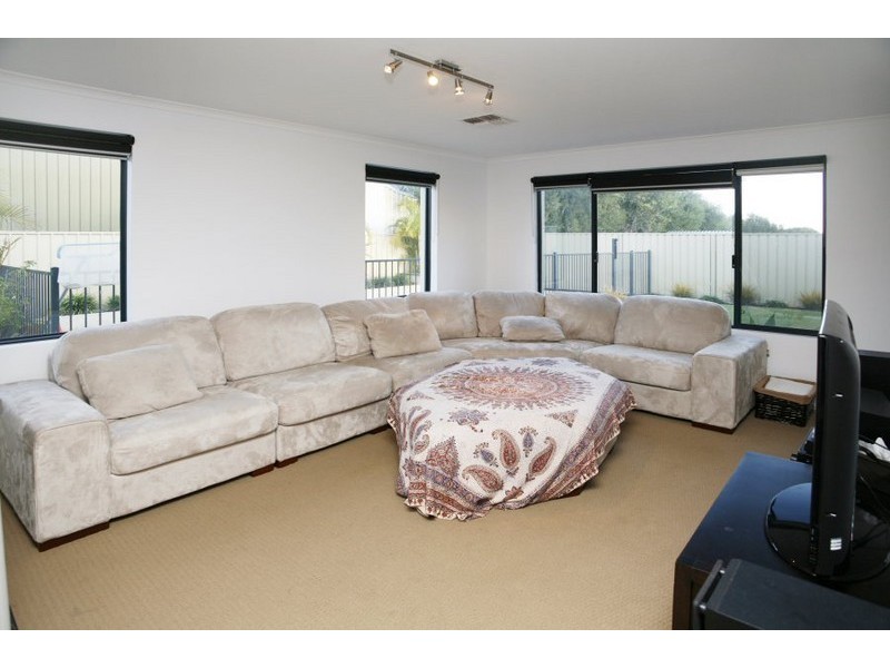 8 Houston Boulevard, Canning Vale WA 6155