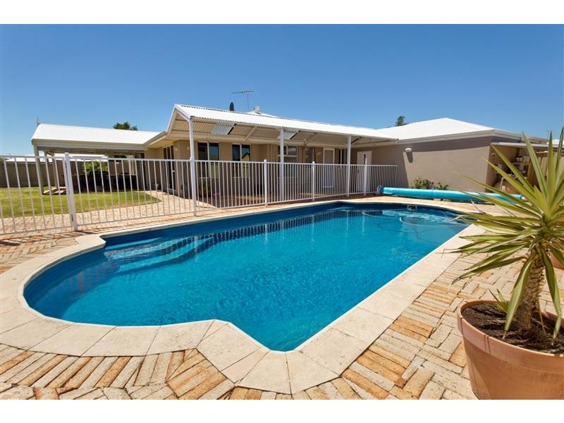 32 Avon Crescent, Atwell WA 6164