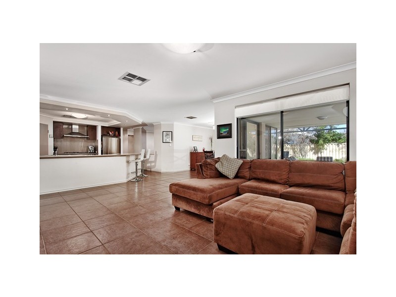 8 Tranquil Gardens, Atwell WA 6164
