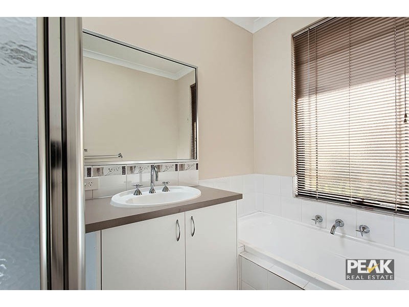 11 Yarra Promenade, Hammond Park WA 6164