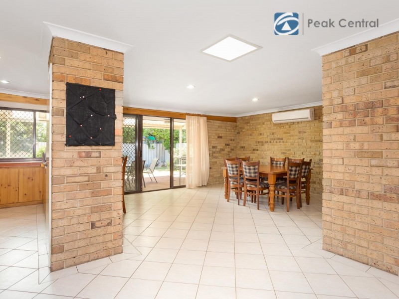 9 Fowler Row, Leeming WA 6149