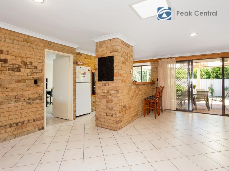 9 Fowler Row, Leeming WA 6149