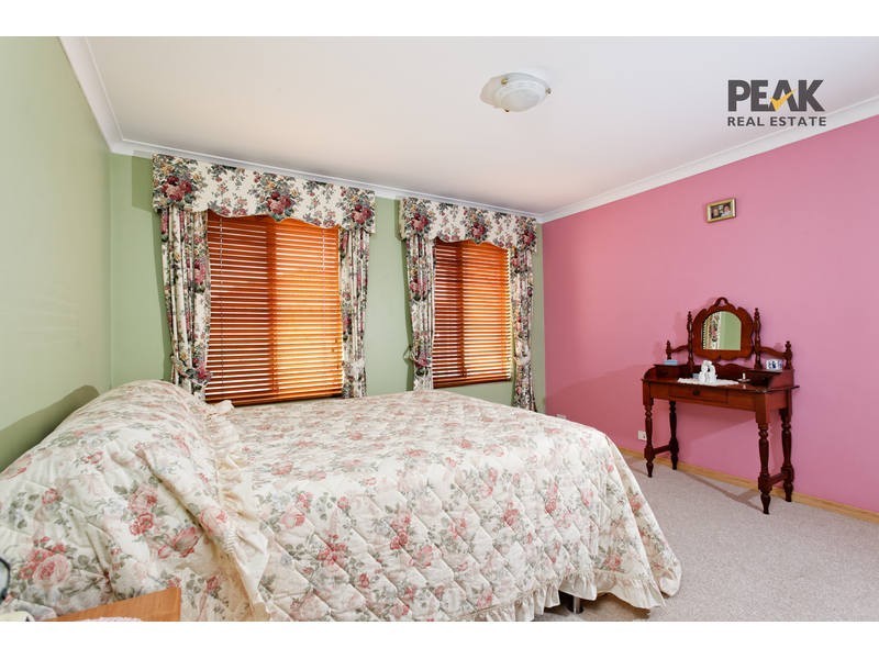 2  Heath Close, Atwell WA 6164