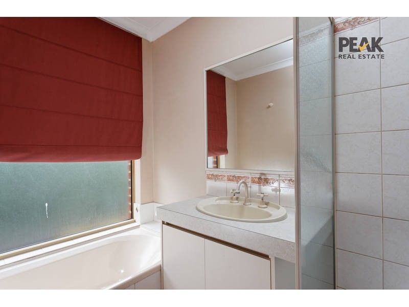 2  Heath Close, Atwell WA 6164