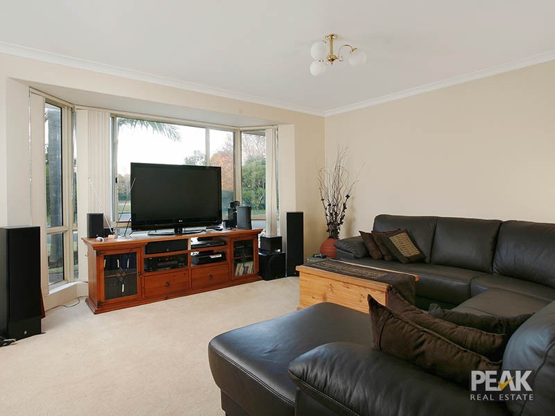 17 Merrifield Circle, Leeming WA 6149