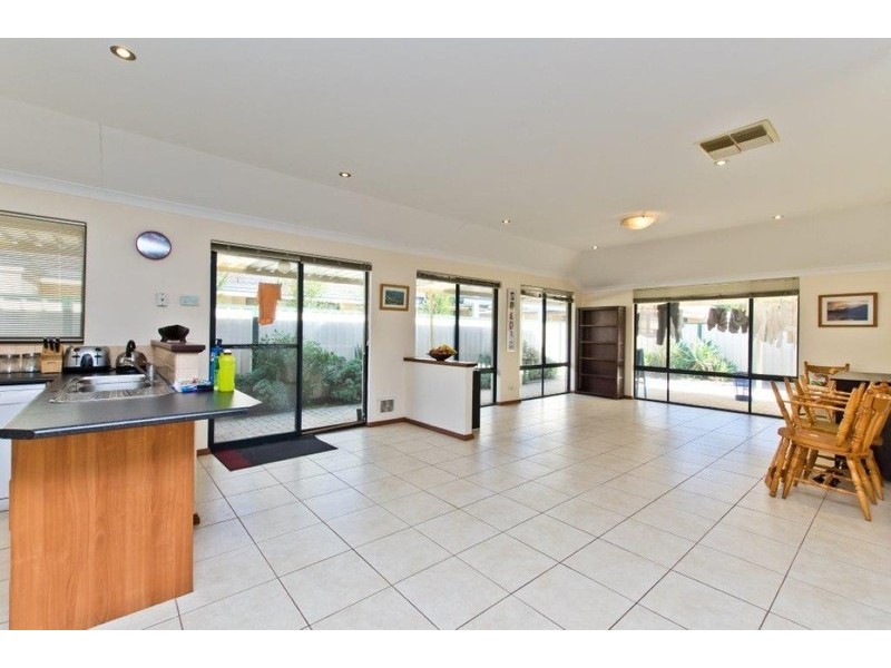 6 Sherbourne Cnr, Success WA 6164