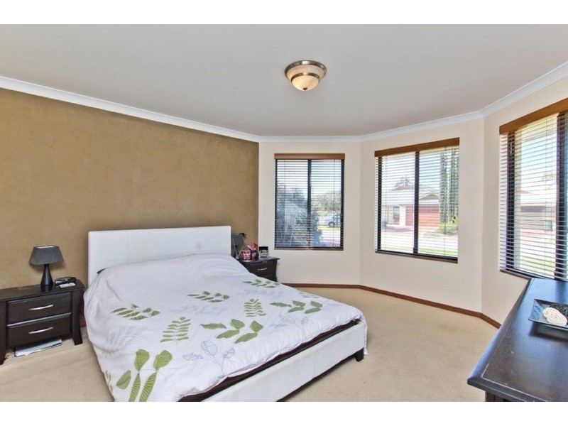 6 Sherbourne Cnr, Success WA 6164
