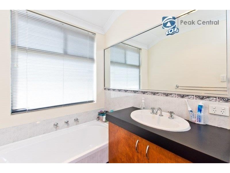 6 Sherbourne Cnr, Success WA 6164