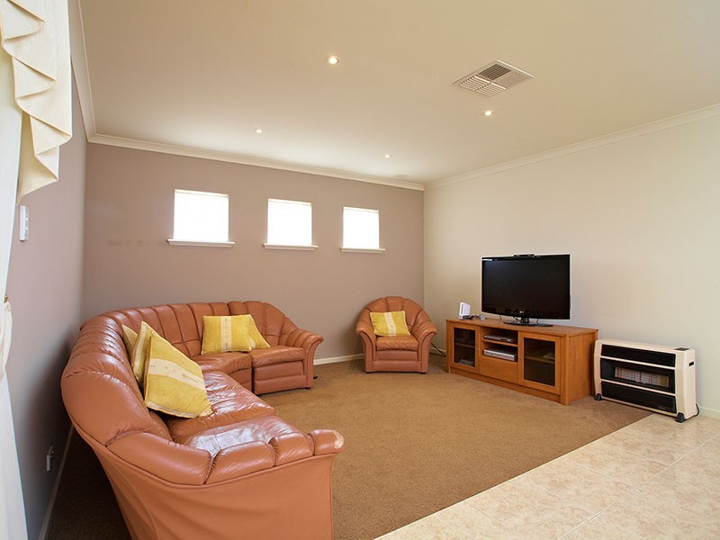 11 Waxberry Gardens, Canning Vale WA 6155