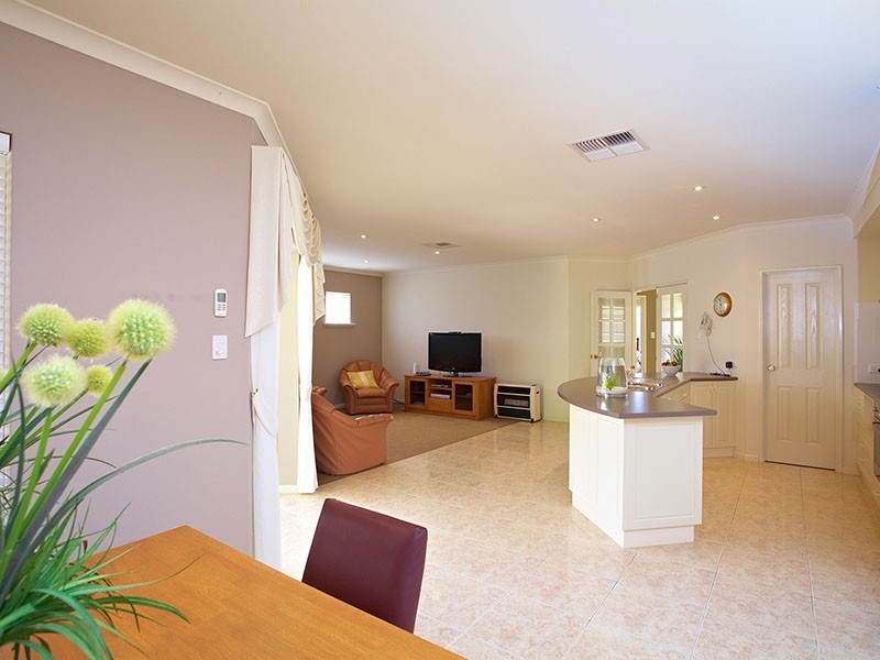 11 Waxberry Gardens, Canning Vale WA 6155