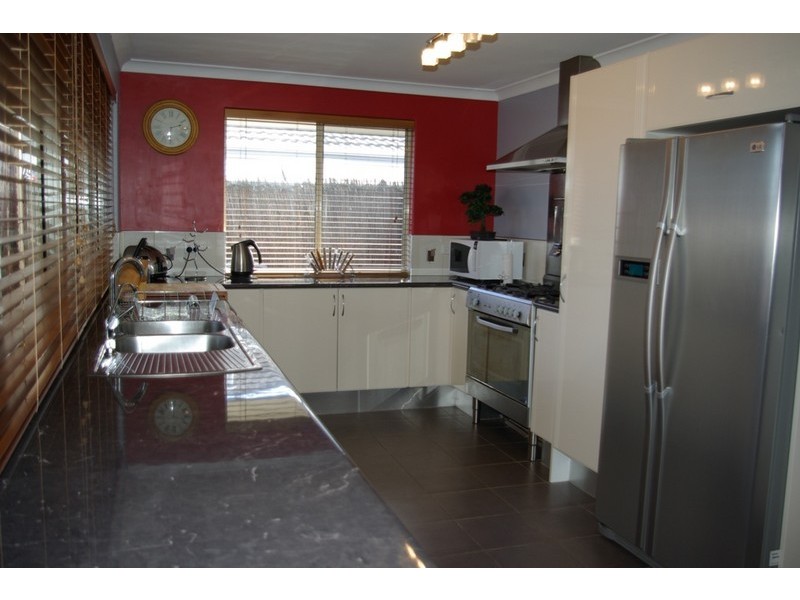 16 Carlhausen Close, Atwell WA 6164