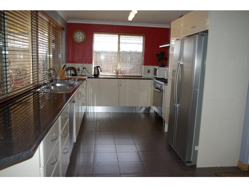 16 Carlhausen Close, Atwell WA 6164