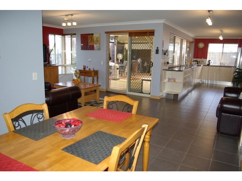 16 Carlhausen Close, Atwell WA 6164