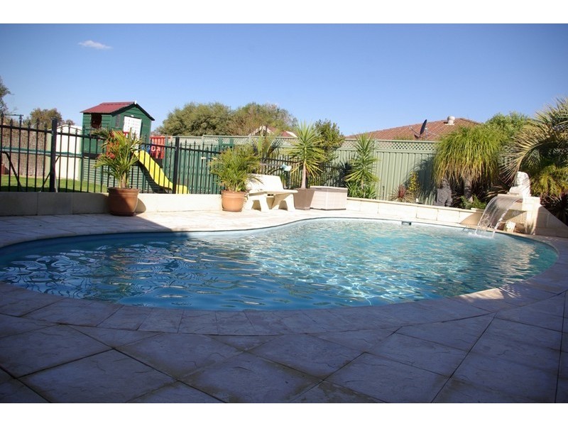 16 Carlhausen Close, Atwell WA 6164