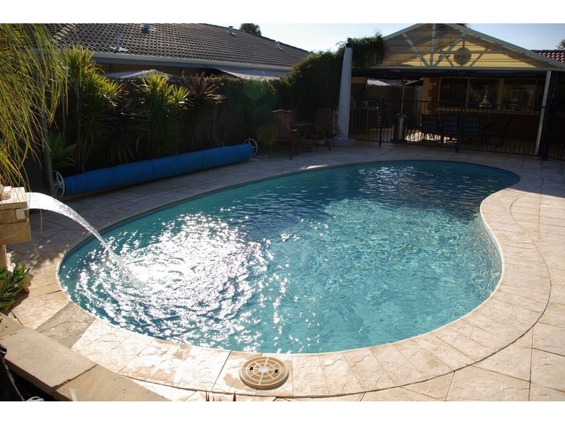 16 Carlhausen Close, Atwell WA 6164