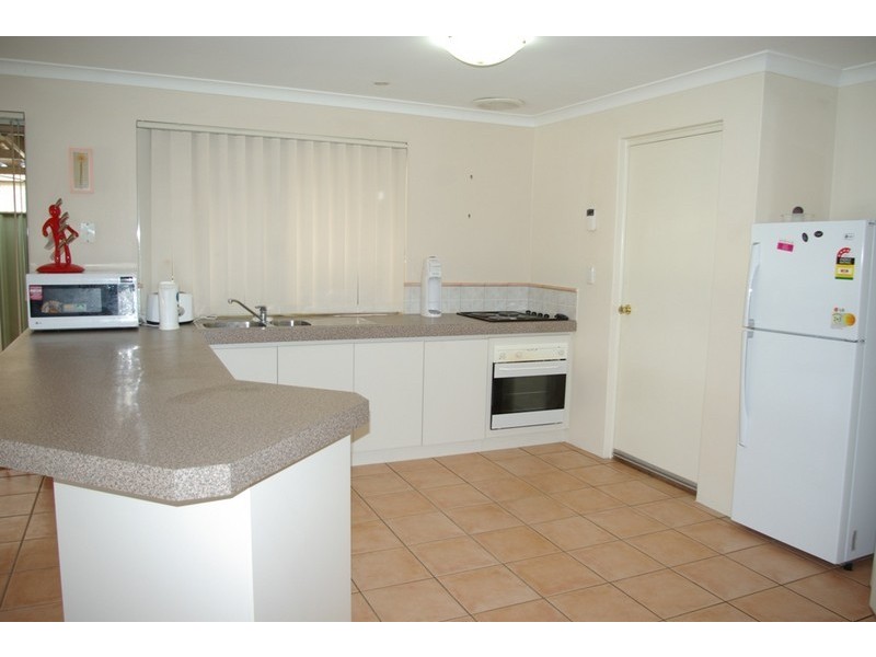 16 Lakehurst Way, Atwell WA 6164