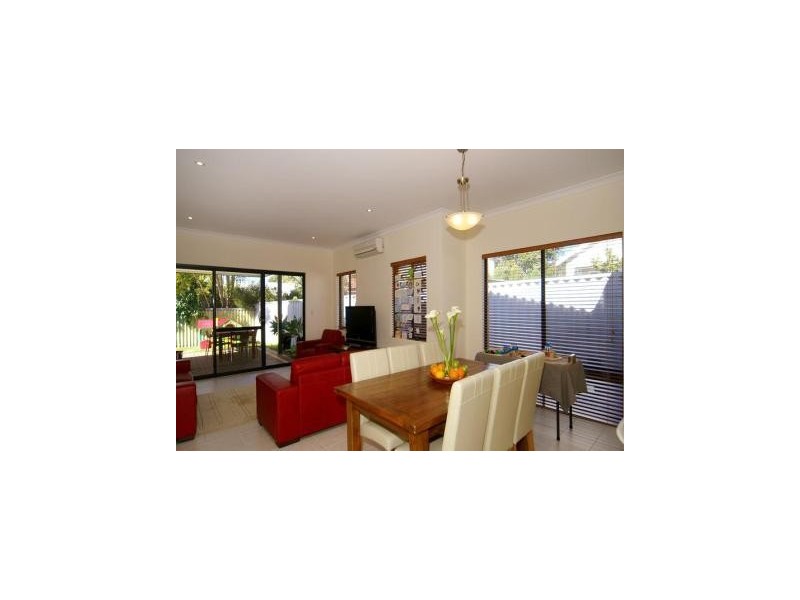 8b Williams Road, Melville WA 6156