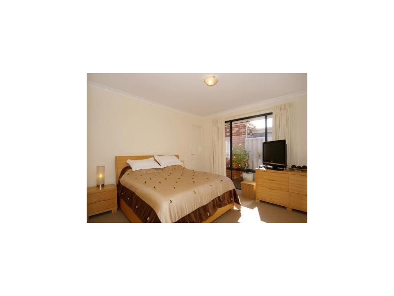 8b Williams Road, Melville WA 6156