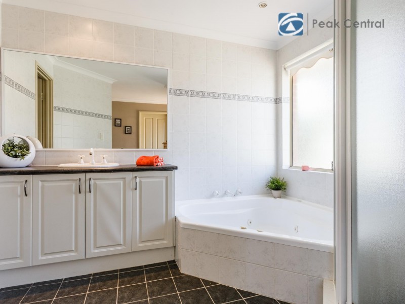 18 Woolmore Cross, Atwell WA 6164