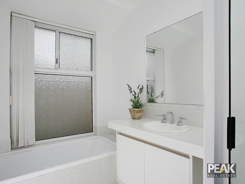 10 Marie Court, Atwell WA 6164