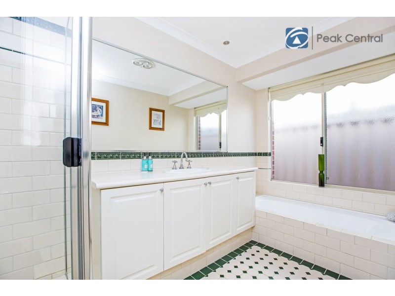 18 Tranquil Gardens, Atwell WA 6164