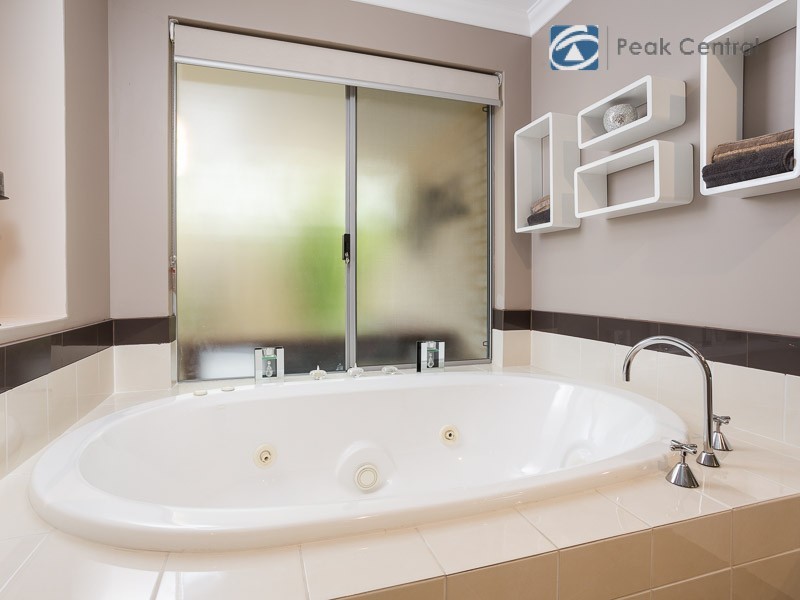 132 Aurora Drive, Atwell WA 6164