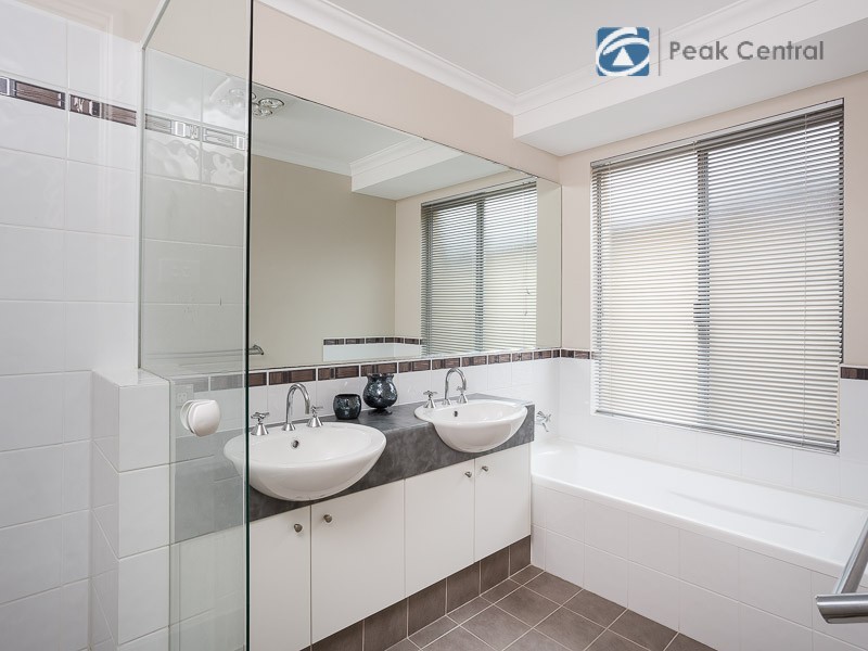 132 Aurora Drive, Atwell WA 6164