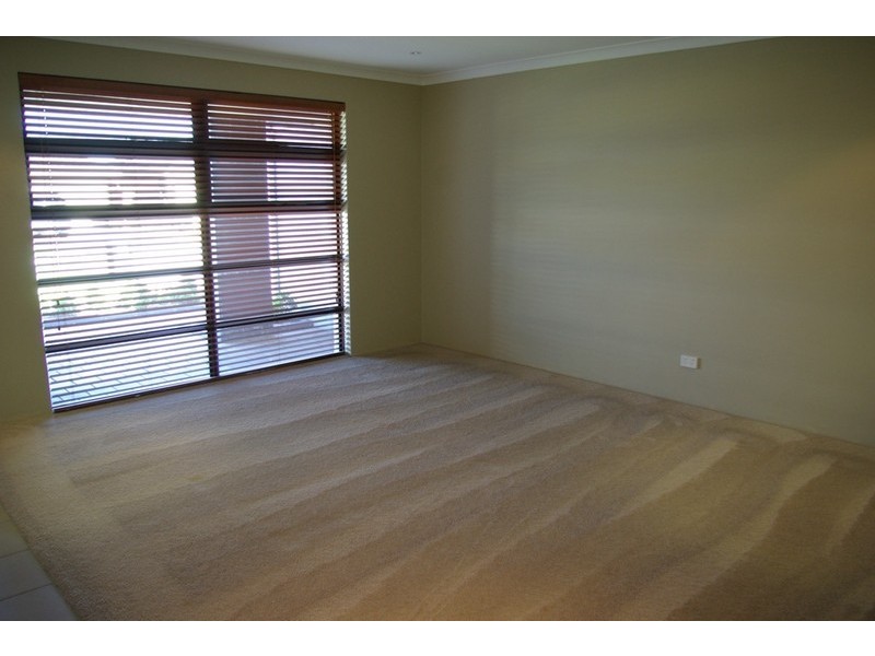10 Dorsal Bend, Hammond Park WA 6164