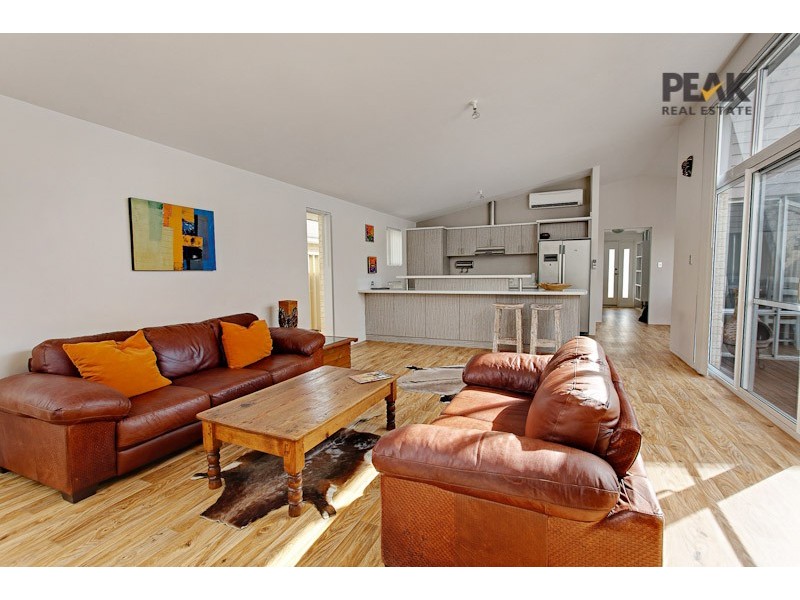 17  Essence Bend, Atwell WA 6164