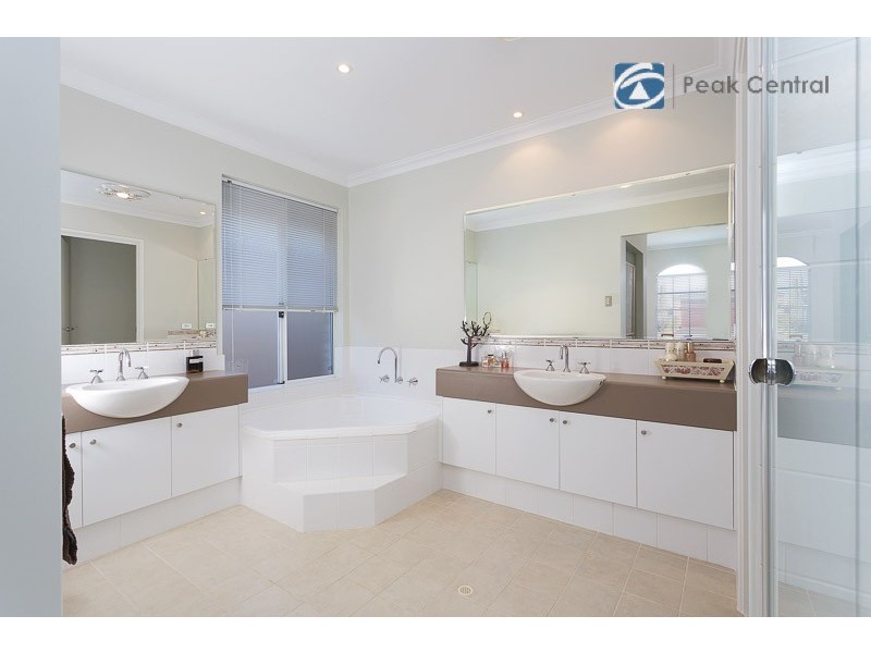 18 Aurora Drive, Atwell WA 6164