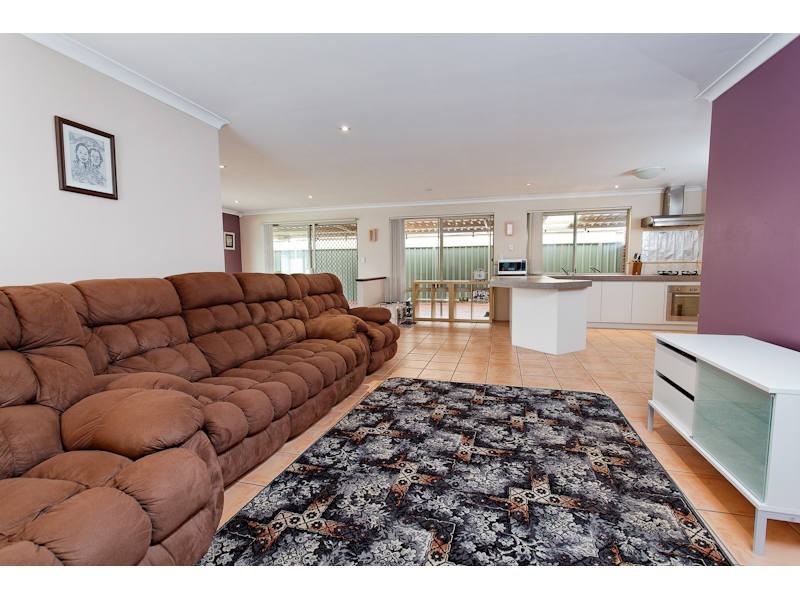 16 Lakehurst Way, Atwell WA 6164