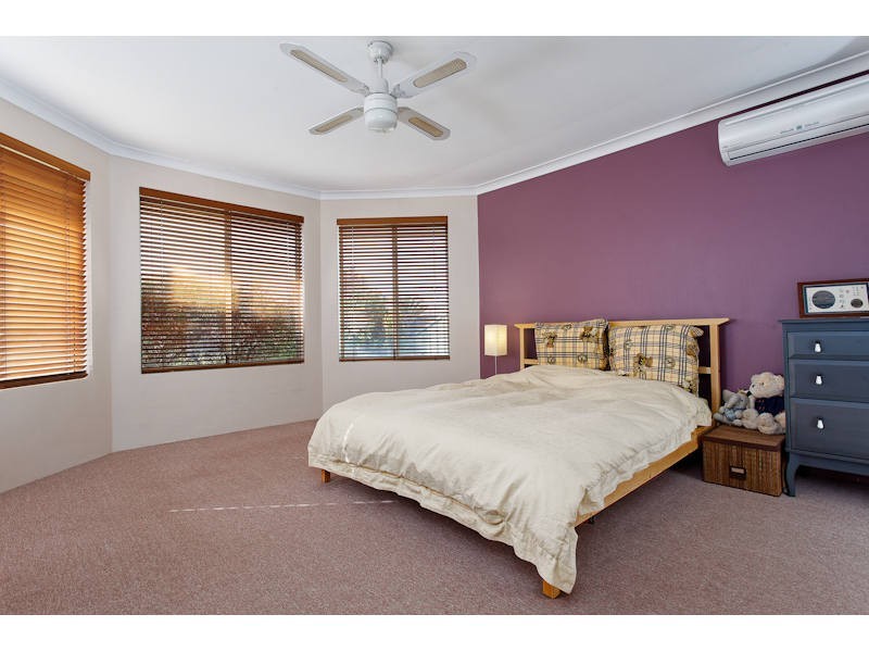 16 Lakehurst Way, Atwell WA 6164