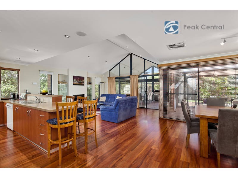 4 Harvest Lakes Boulevard, Atwell WA 6164