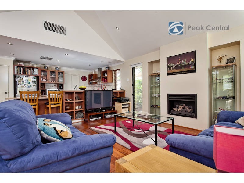 4 Harvest Lakes Boulevard, Atwell WA 6164