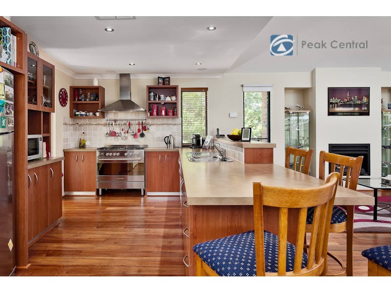 4 Harvest Lakes Boulevard, Atwell WA 6164