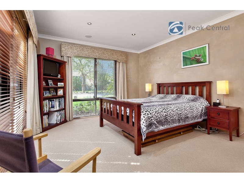 4 Harvest Lakes Boulevard, Atwell WA 6164
