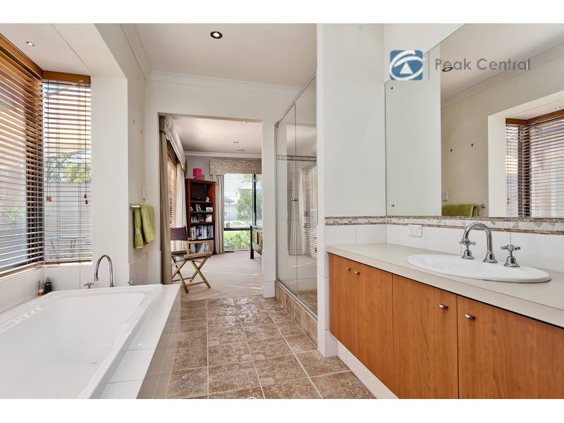 4 Harvest Lakes Boulevard, Atwell WA 6164