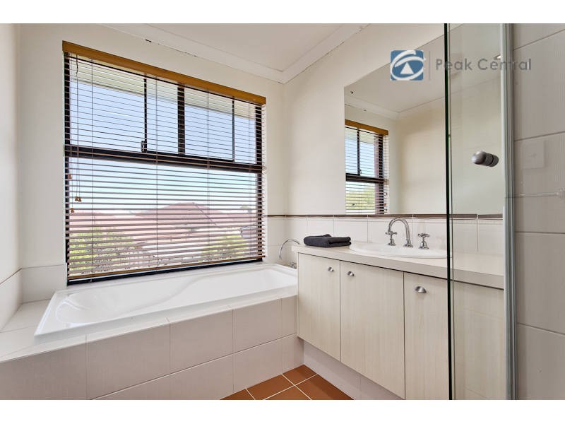 4 Harvest Lakes Boulevard, Atwell WA 6164