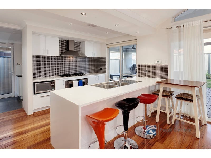 6 Wisely Court, Aubin Grove WA 6164
